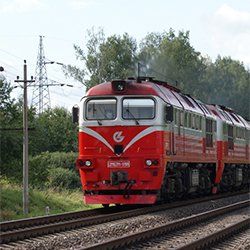 Тепловоз с тканевыми ролетами на окнах